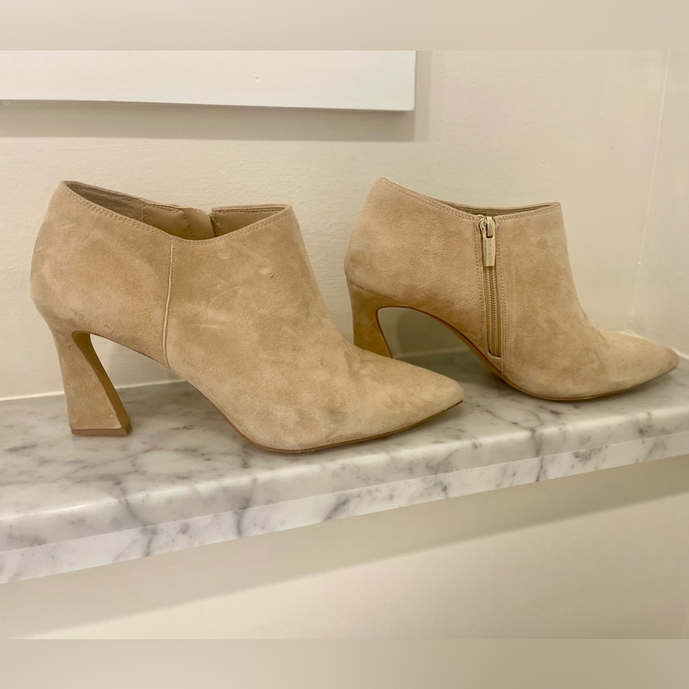 VINCE CAMUTO Temindal Pointed Toe Sculpted Heel Zip-Up Leather Booties